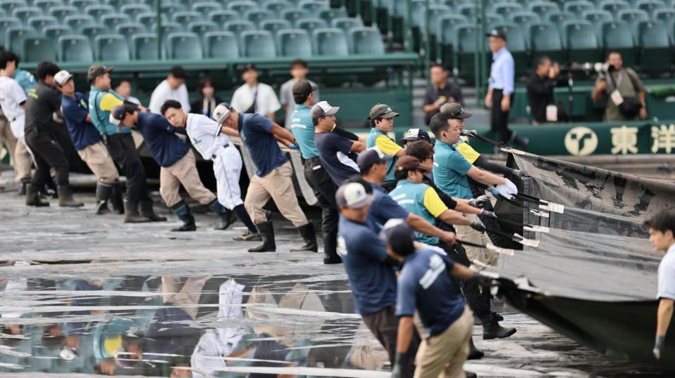 　試合前、グランド整備をする球場スタッフら（撮影・田中太一）