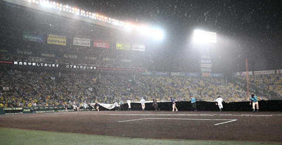 　雨でシートが掛けられるグラウンド