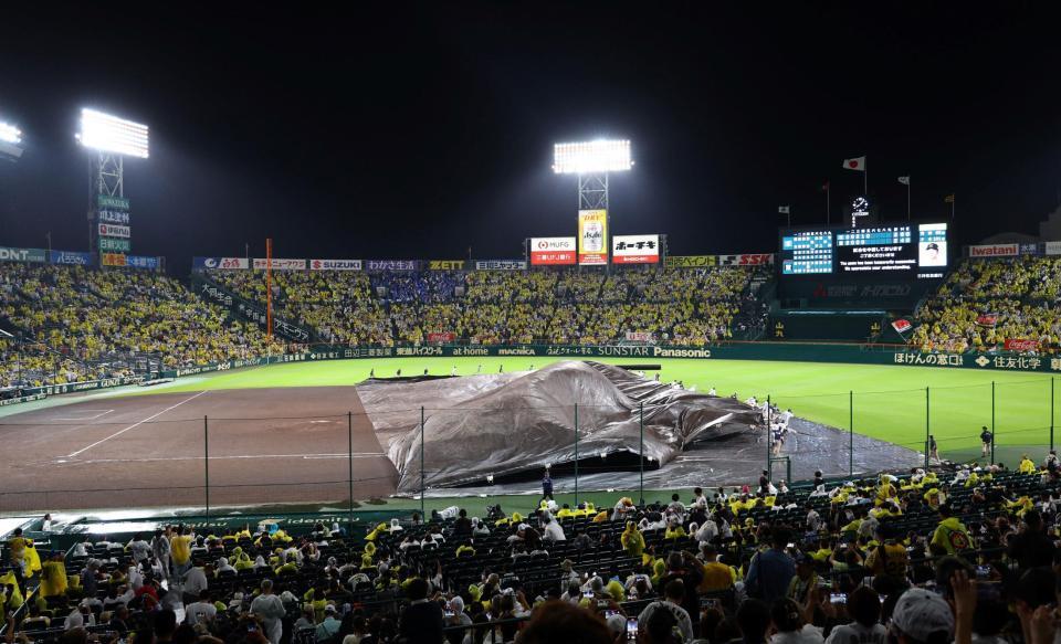 　雨がやみ、シートがめくられる（撮影・山口登）