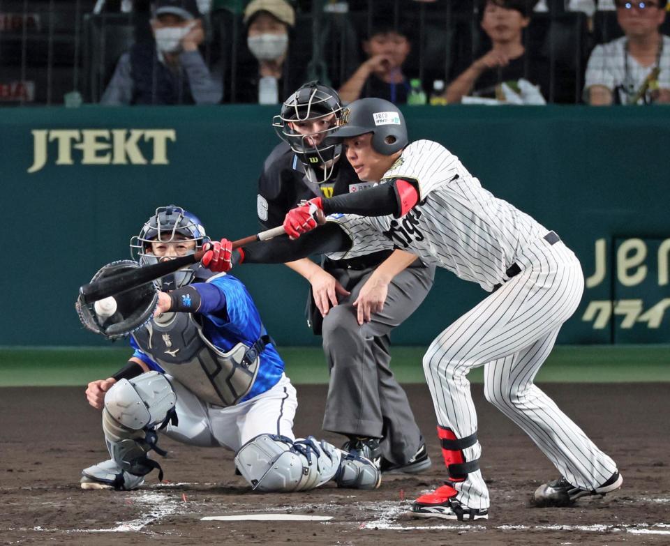 　２回、スリーバントを失敗する才木（撮影・立川洋一郎）