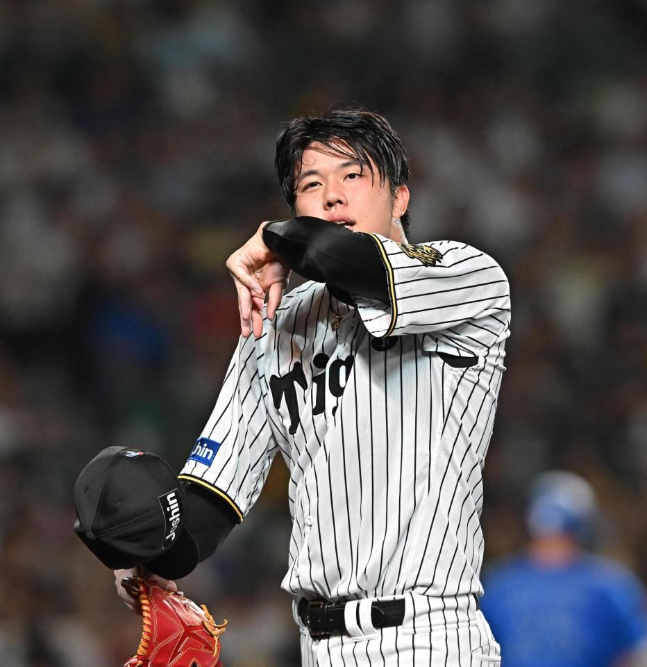 　同点に追いつかれた３回を投げ終え、汗をぬぐう才木（撮影・西田忠信）