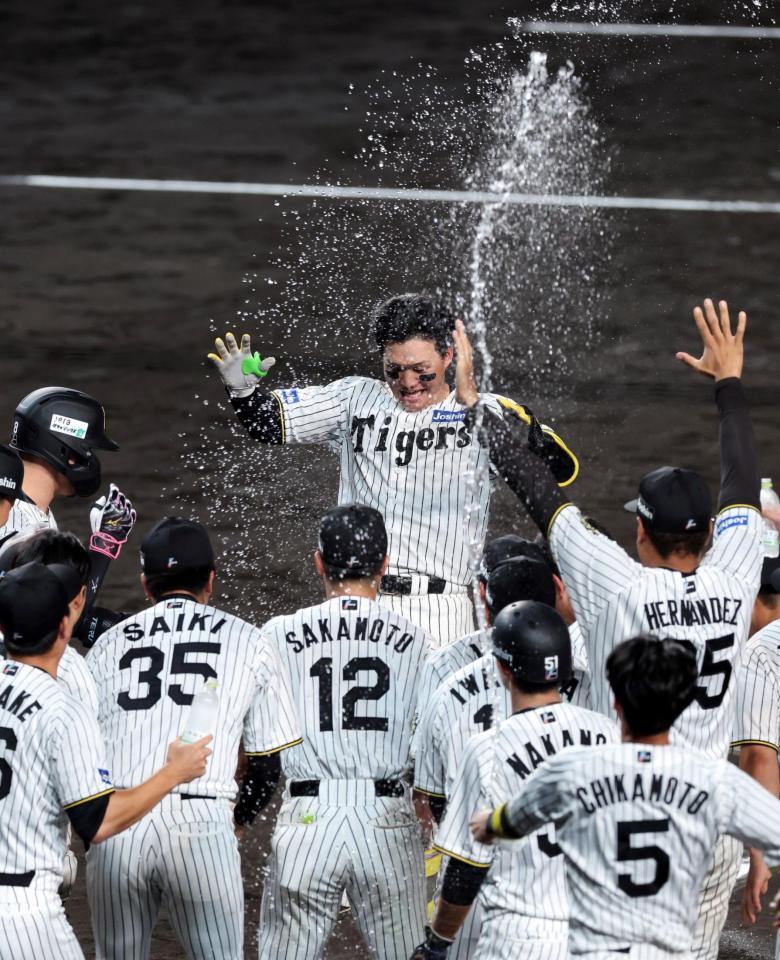 　１０回、サヨナラ２ランを放ち生還する森下（撮影・山口登）