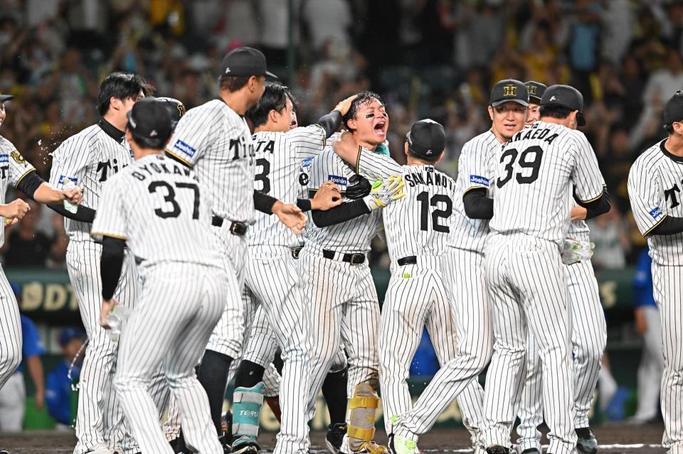 　１０回、サヨナラ２ランを放ちナインの祝福を受ける森下（中央）＝撮影・西田忠信