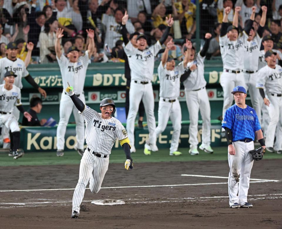 　１０回、左中間スタンドへサヨナラ２ランを放ち雄たけびを上げる森下（撮影・立川洋一郎）