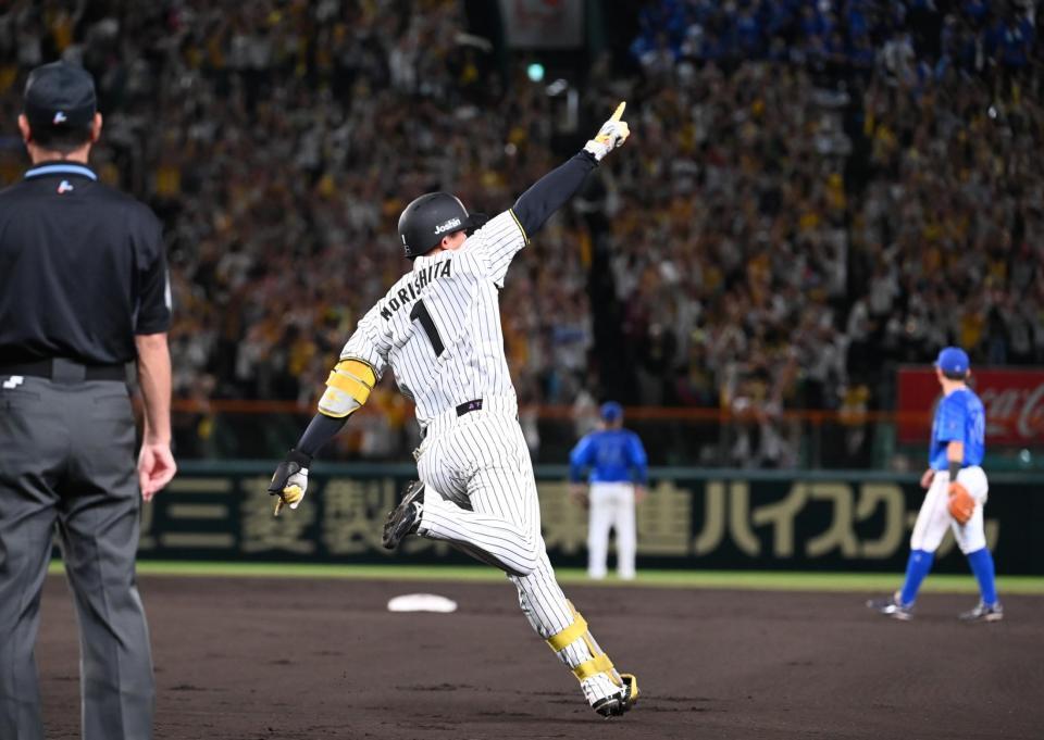 　１０回、森下が左中間へサヨナラツーランを放つ