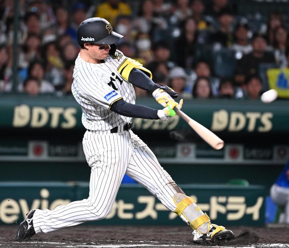 　１０回、森下が左中間へサヨナラツーランを放つ