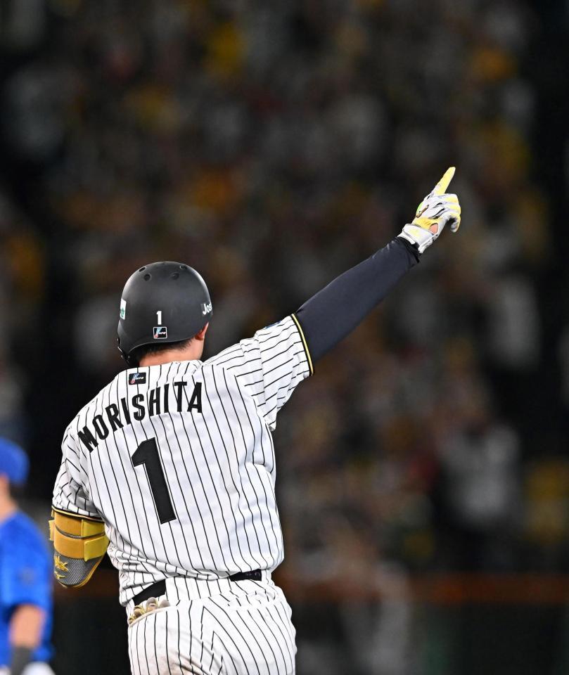 　１０回、サヨナラ２ランを放ちスタンドを指さす森下（撮影・西田忠信）