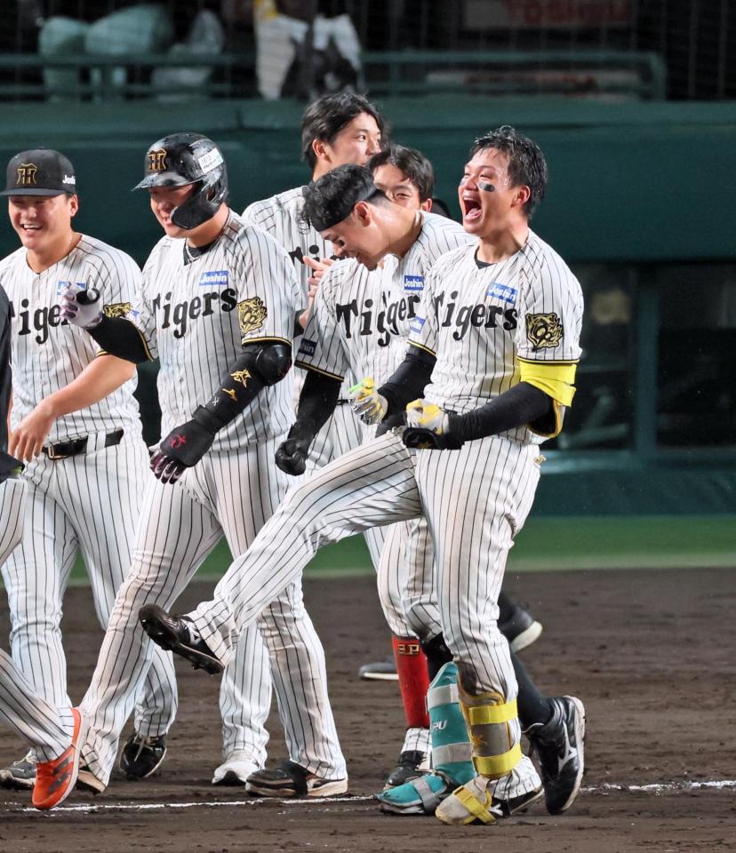 　１０回、サヨナラ２ランを放ち、喜びを爆発させる森下（右）＝撮影・立川洋一郎