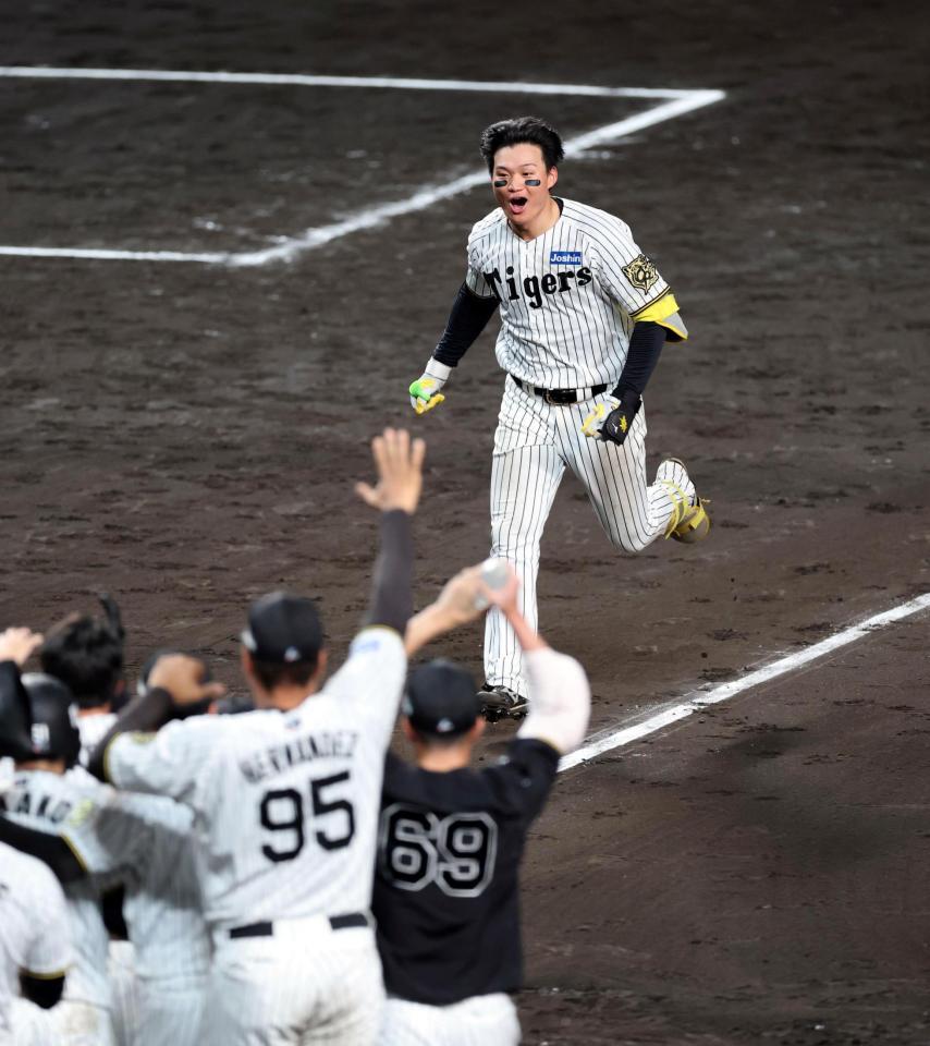 　１０回、サヨナラ２ランを放ち生還する森下（撮影・山口登）