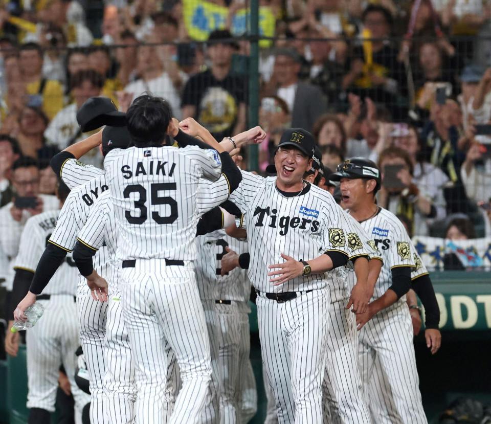 　１０回、サヨナラ勝利した藤川監督（中央右）は歓喜の表情でナインを迎える（撮影・北村雅宏）