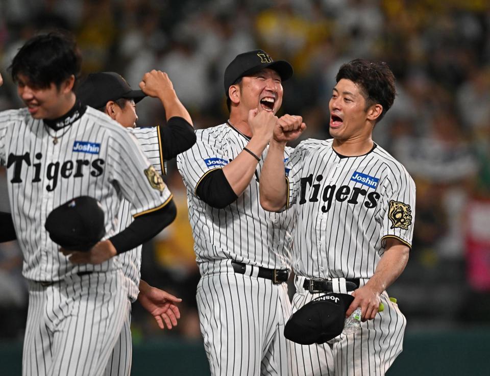 　サヨナラ勝利し、ナインと歓喜する藤川監督（右から２人目）＝撮影・西田忠信