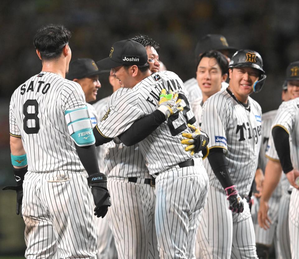 　森下と抱き合い勝利を喜ぶ藤川監督（撮影・飯室逸平）