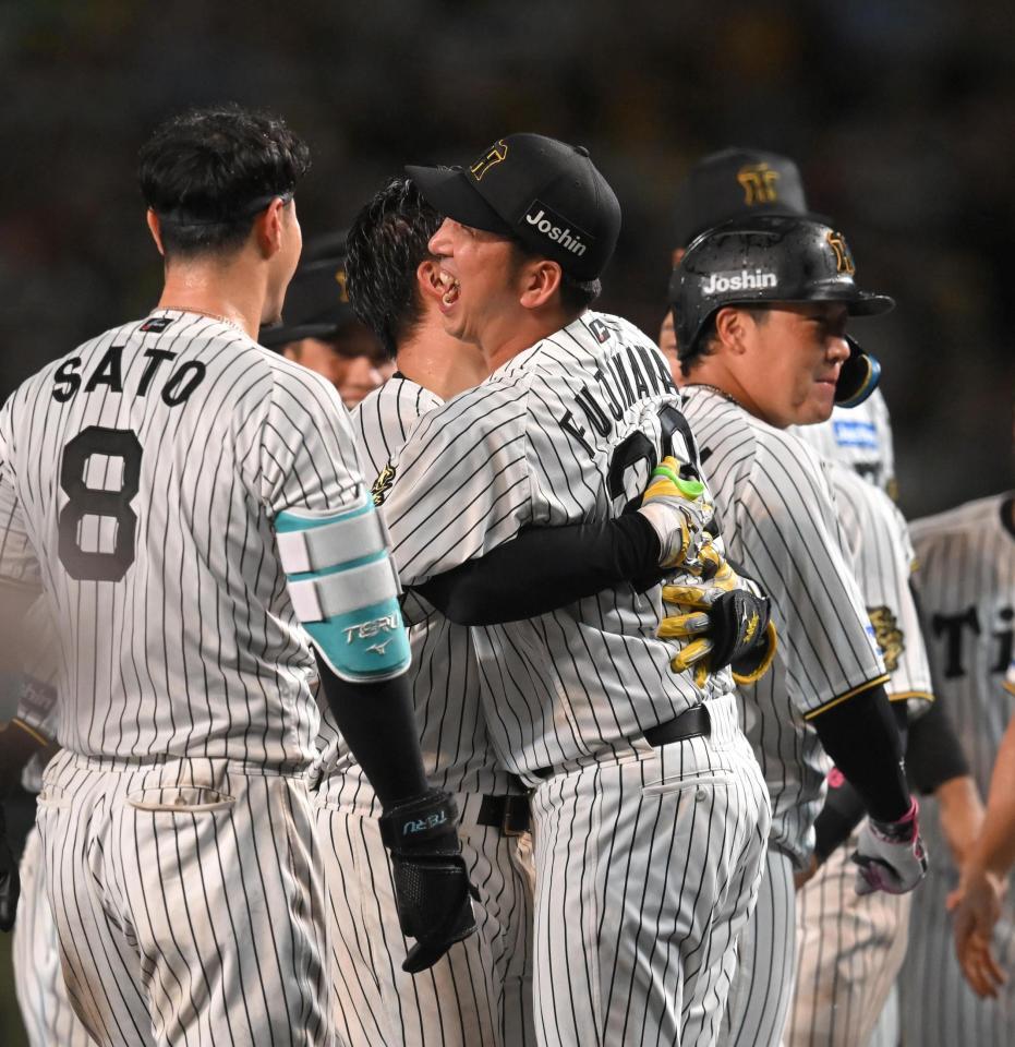 　森下と抱き合って勝利を喜ぶ藤川監督（撮影・飯室逸平）