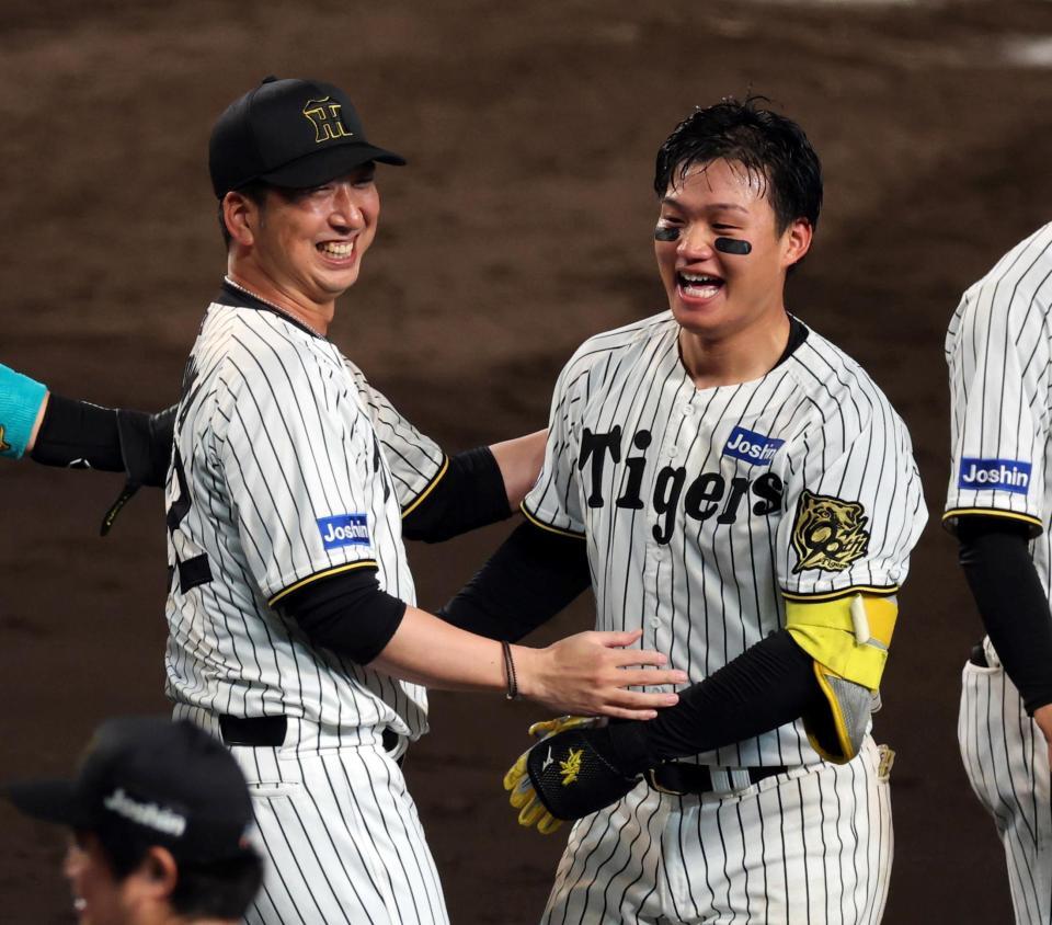 　１０回、森下のサヨナラ２ランで日本シリーズ進出に王手を掛け笑顔を見せる藤川監督（左）＝撮影・山口登