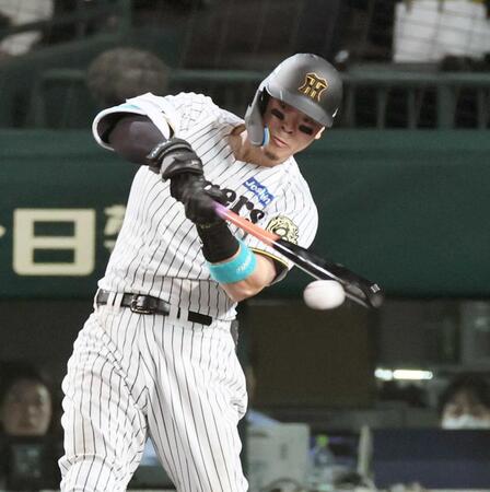 　８回、同点打を放つ佐藤輝（撮影・田中太一）