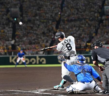 　１回、先制打を放つ佐藤輝（撮影・飯室逸平）