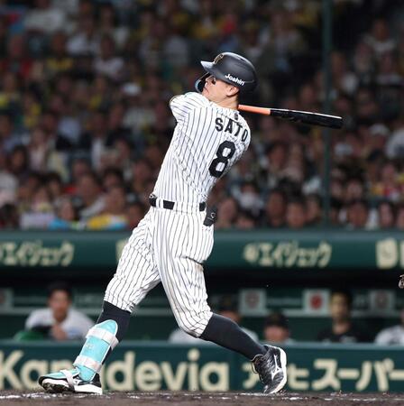 　８回、同点となる適時打を放つ佐藤輝（撮影・北村雅宏）