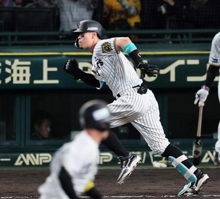 　６回、同点打を放つ佐藤輝（撮影・田中太一）