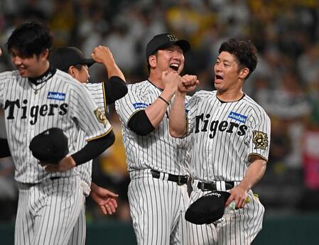 阪神・藤川監督　森下を熱くハグ　大声援に「自分たちの計り知れないパワーが働きますね」