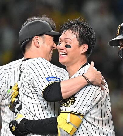 　サヨナラ２ランを放ち、藤川監督（左）と喜ぶ森下（撮影・西田忠信）