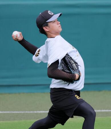 　キャッチボールで調整する高橋