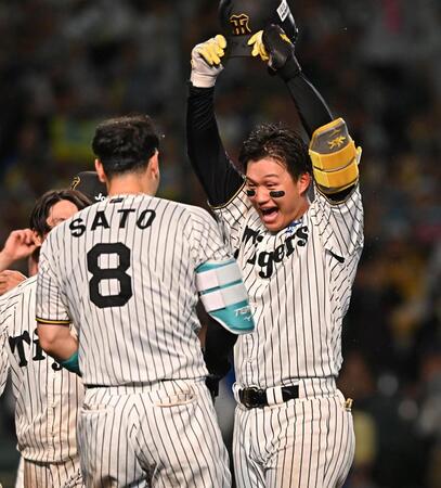 　１０回、サヨナラ２ランを放ち佐藤輝（８）と喜び合う森下＝１６日