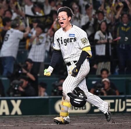 　１０回、サヨナラ２ランの森下がヘルメットを放り投げる（１６日）