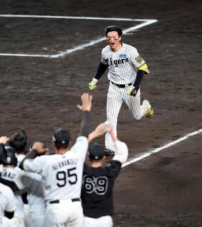 　１０回、サヨナラ２ランを放ち生還する森下＝１６日