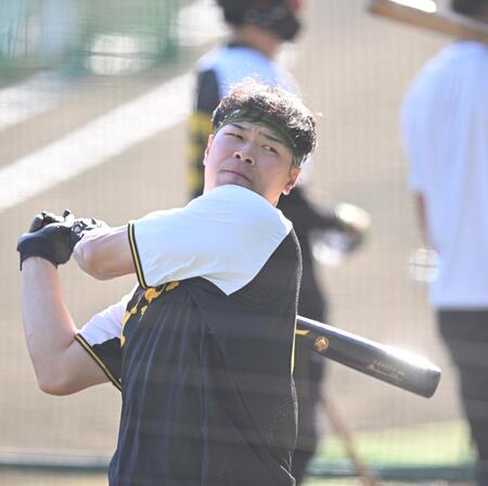　打撃練習する佐藤輝（撮影・飯室逸平）