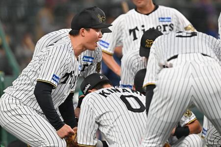 　試合前の円陣で声出しをする森下（左）＝撮影・西田忠信