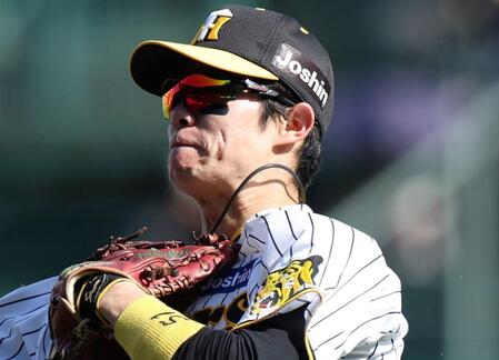 【写真】中野が佐藤輝の失策をカバーする好守 痛烈打球音に聖地悲鳴も難なく処理 解説も絶賛