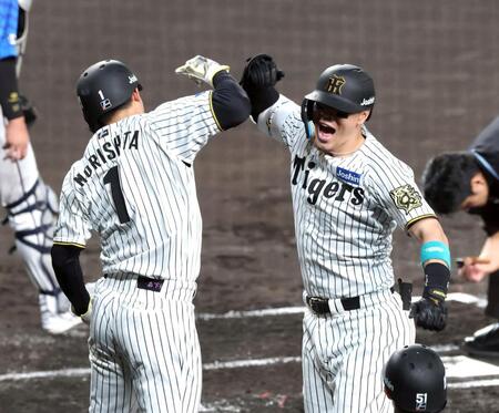 　１回、先制３ランを放った佐藤輝は森下とエルボータッチを決める（撮影・山口登）