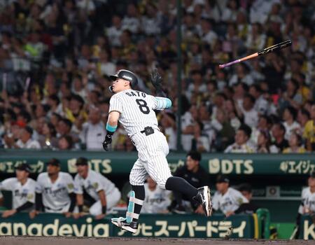 　１回、先制となる３ランを放つ佐藤輝（撮影・北村雅宏）
