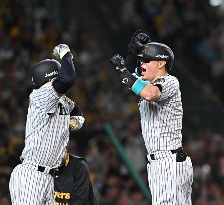 　１回、先制３ランを放ち森下（左）と喜ぶ佐藤輝（撮影・西田忠信）