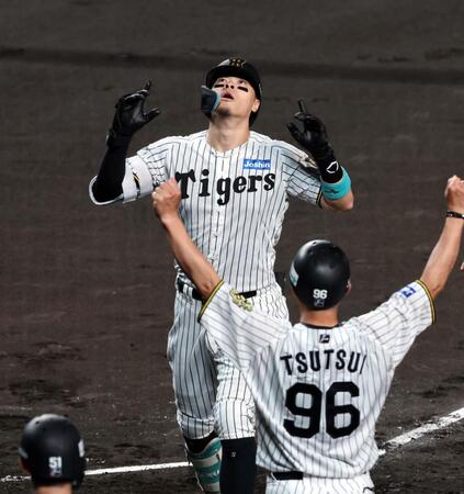 　１回、先制３ランを放ち生還する佐藤輝（撮影・山口登）