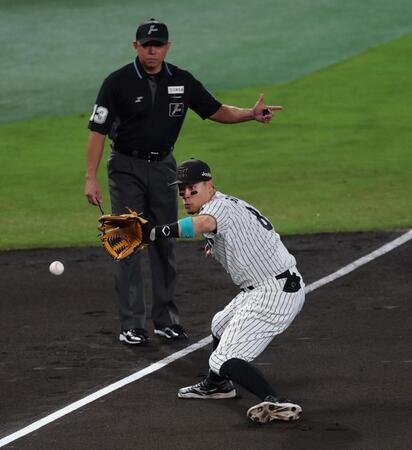 　１回、佐藤輝は桑原のゴロを捕球し一塁への送球が悪送球になる（撮影・山口登）