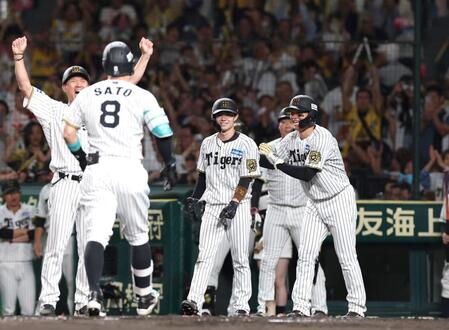 　１回、先制３ランを放った佐藤輝（８）を笑顔で迎える（右から）森下、中野（撮影・北村雅宏）