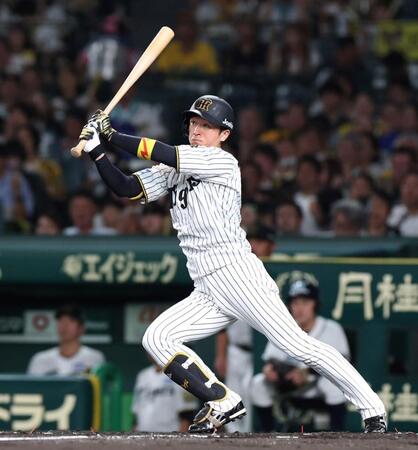 　１回、左前打を放つ近本（撮影・北村雅宏）