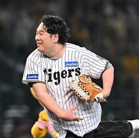 　始球式を務める岡崎体育（撮影・西田忠信）