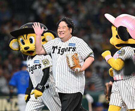 　始球式を終え、スタンドに手を振る岡崎体育（撮影・西田忠信）