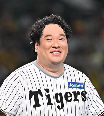 　始球式に登場した岡崎体育（撮影・西田忠信）