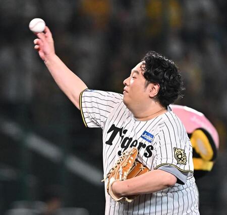 　始球式を務める岡崎体育（撮影・西田忠信）