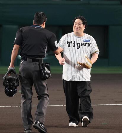 　始球式のマウンドへ向かう岡崎体育（撮影・立川洋一郎）