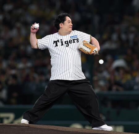 　始球式を務める岡崎体育（撮影・北村雅宏）