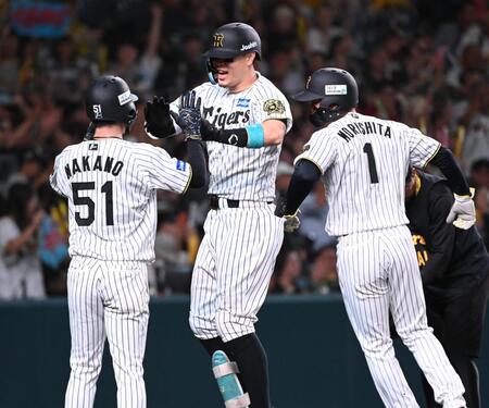 　１回、佐藤輝（中）が先制中越え３点本塁打を放ち、森下（右）、中野に迎えられる