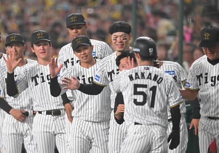 　３回、中野を迎える阪神ナイン（撮影・飯室逸平）