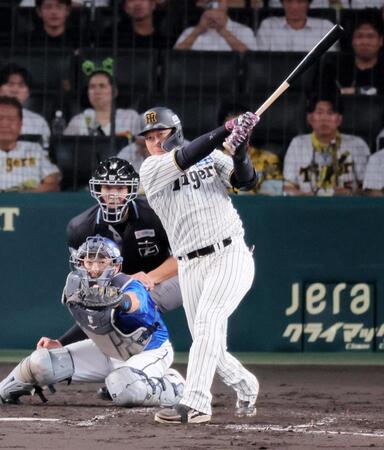 　３回、適時二塁打を放つ大山