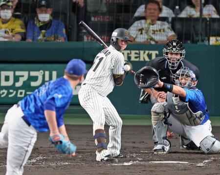 　３回、死球を受ける中野（撮影・立川洋一郎）