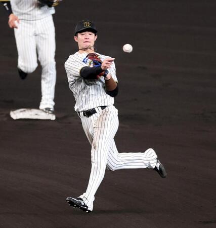 　６回、中野は蝦名の打球を捕球し一塁アウトにする（撮影・山口登）