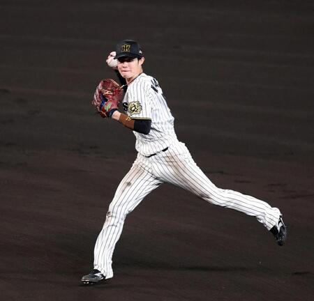 　６回、中野は蝦名の打球を捕球し一塁アウトにする（撮影・山口登）